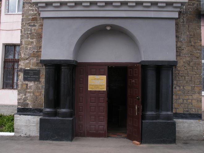 Входная дверь в музей